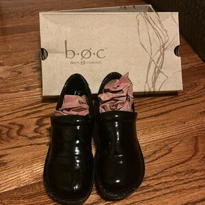 Casual meets comfort in B.O.C. 2.5 inch clogs! 9.5 size Black Patent Leather